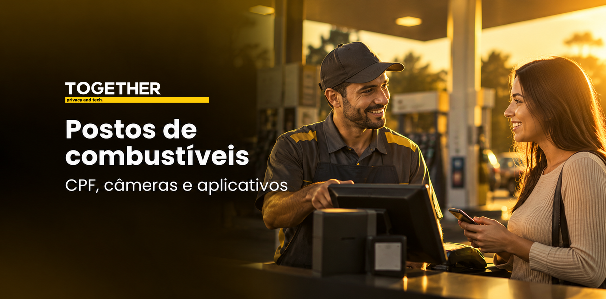 Consumidora e atendente em um dos postos de combustíveis, com área de abastecimento ao fundo.